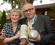 Der Festkrug der Wiesnwirte 2015 wurde von Tina Gronemeyer gestaltet und mit Wirtesprecher Toni Roiderer am 28.07.2015 vorgestellt (©Foto: Ingrid Grossmann)